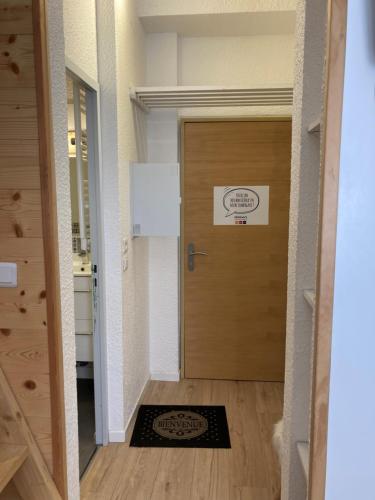 een deur in een gang met een bord erop bij travelski home select - Résidence Boedette in Les Menuires