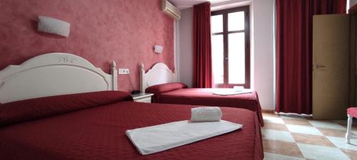 Cama o camas de una habitación en Hostal Sonia Granada