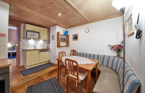 a kitchen and dining room with a table and chairs at Appartement Heidi in Viehhofen