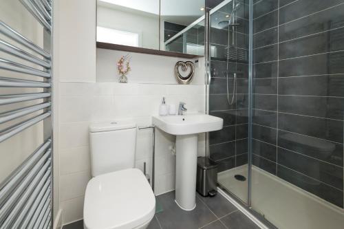 Kúpeľňa v ubytovaní Greenfield's Oxlade Home - Modern 3 Bed room House, Langley, Slough