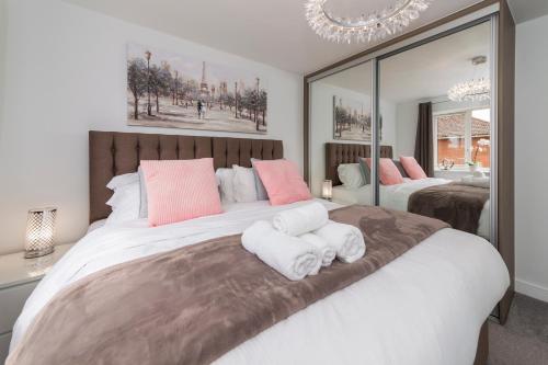 Llit o llits en una habitació de Greenfield's Oxlade Home - Modern 3 Bed room House, Langley, Slough