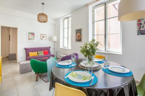 une salle à manger avec une table et des chaises dans l'établissement L'Olivier - bel appartement au calme à 2 pas du Vieux Port, à Marseille
