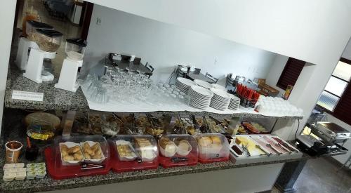 eine Bäckerei mit Theke mit vielen verschiedenen Arten von Speisen in der Unterkunft Giroto Hotel in Realeza