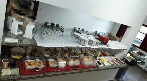 a bakery with a counter with many different types of food at Giroto Hotel in Realeza