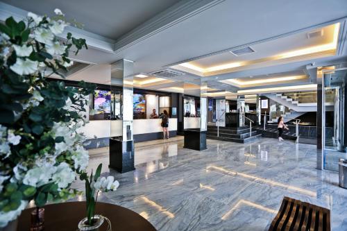 イタジャイにあるSandri Palace Hotelの白花の建物ロビー