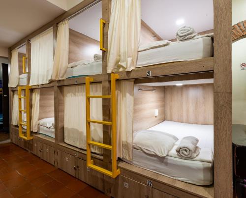 um grupo de beliches em um quarto em Hostel the pod 33 em Cidade do Panamá