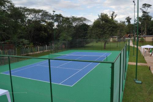 una pista de tenis con una pista de tenis en Gran Hotel Tourbillon & Lodge en Puerto Iguazú