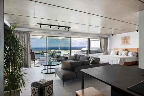 una sala de estar con un sofá y una cama en Gran Suite Horizonte, en Puerto del Carmen