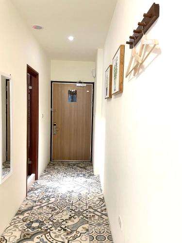 a hallway with a door and a tile floor at 澄居行旅 in Tainan