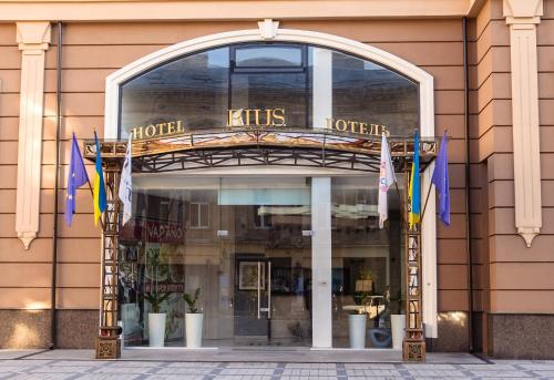 une entrée à un magasin avec des drapeaux dans la fenêtre dans l'établissement Rius Hotel Lviv, à Lviv