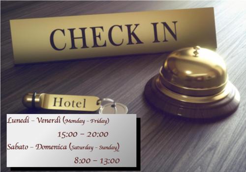 une chaîne de clés de l'hôtel et un billet sur une table dans l'établissement Hotel Italia, à Sacile