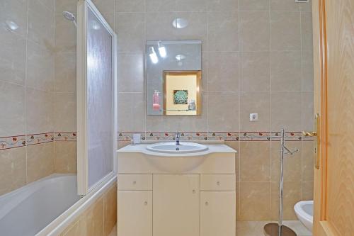 Ένα μπάνιο στο Vilamoura Delight with Pool by Homing