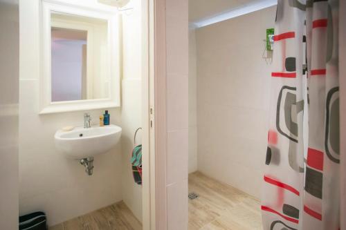 bagno con lavandino e tenda doccia di Vigna Vecchia Studio a Firenze