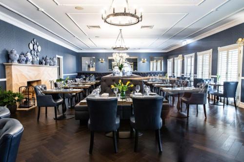 a dining room filled with tables and chairs at voco® Kirkton Park Hunter Valley by IHG in Pokolbin