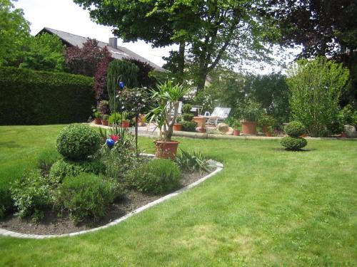 einen Garten mit Büschen und Pflanzen im Hof in der Unterkunft Landhaus Strangmüller in Bad Füssing