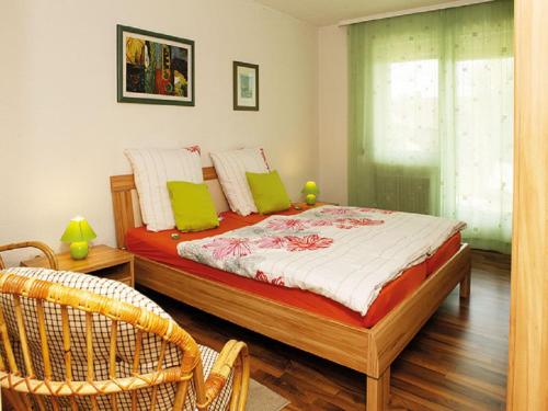 een slaapkamer met een bed en 2 rieten stoelen bij Ferienwohnung Zucker in Grafenau