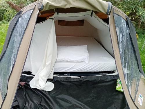 uma tenda aberta com uma cama em Basic 2p tent Sotterum em Cornwerd
