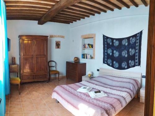 - une chambre avec un grand lit et une couverture rose dans l'établissement Da Simone podere santi Lucia e Pietro, à Sienne