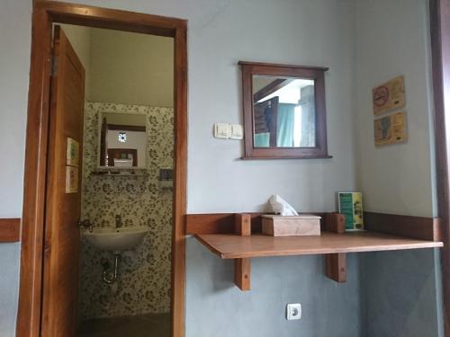 W łazience znajduje się umywalka i lustro. w obiekcie Dalem Arum (for women only) w mieście Bandung