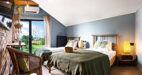 奧斯威辛的住宿－H&G Boutique Apartments，一间卧室设有两张床和窗户。