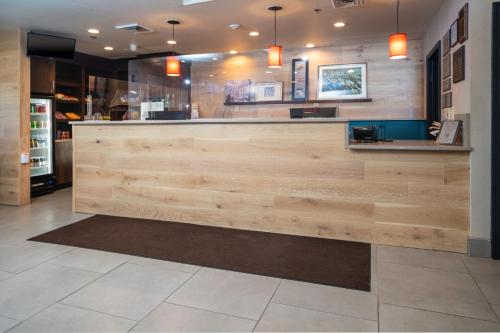 a restaurant with a wooden counter in a lobby at Country Inn & Suites by Radisson, Rocky Mount, NC in Rocky Mount