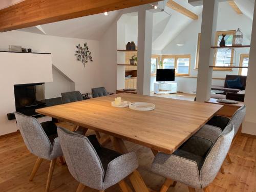 een eetkamer met een houten tafel en stoelen bij Loft Krämerhaus Annaberg, Dachstein West in Annaberg im Lammertal
