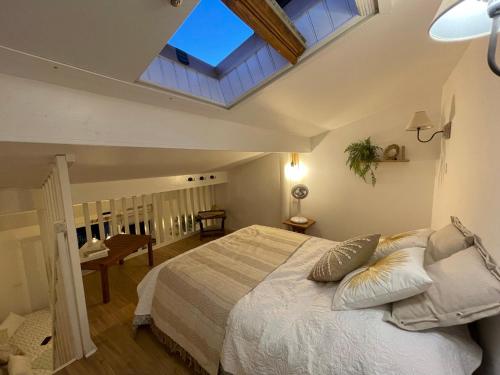 - une chambre avec un grand lit et une lucarne dans l'établissement Pavillon confort pour 2 personnes GRUISSAN, à Gruissan