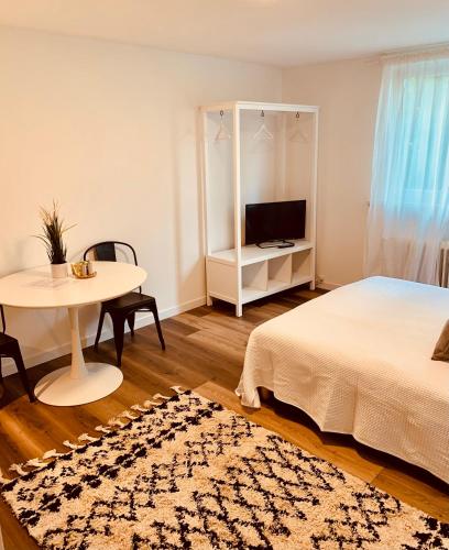 En eller flere senger på et rom på Gästehaus zur Uni Klinik Exklusives Apartment mit Küche und Badezimmer