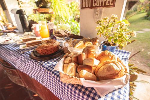 un tavolo con pane e prodotti da forno di Pousada da Gibinha a Campina do Monte Alegre