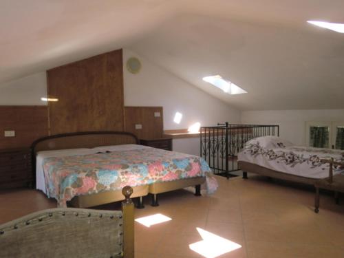 1 Schlafzimmer mit 2 Betten in einem Zimmer in der Unterkunft Appartamenti Martini - Tirrenia in Pisa