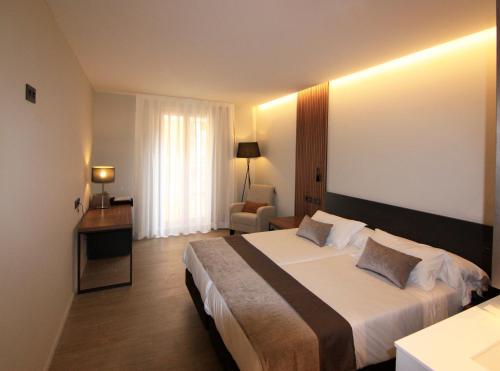 Кровать или кровати в номере Hotel Raval de la Mar