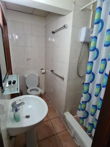 Koupelna v ubytování Metropole Hotel
