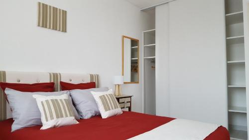 a bedroom with a bed with red and white pillows at Provence Luberon Goult Gite Mafasuza in Goult