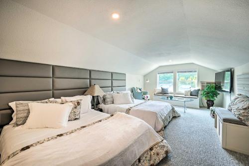 duża sypialnia z 2 łóżkami i kanapą w obiekcie Luxe Boise Home with Patio Golf, Hike, Explore w mieście Boise