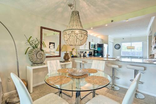 Coin salon dans l'établissement Jupiter Condo with Pool Access, Walk to Beach!