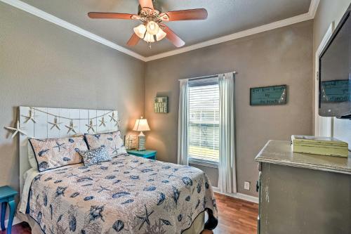 Postel nebo postele na pokoji v ubytování Walk to Crystal Beach Coastal Home with Views!