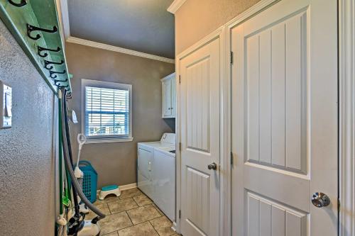 Fotografie z fotogalerie ubytování Walk to Crystal Beach Coastal Home with Views! v destinaci Crystal Beach