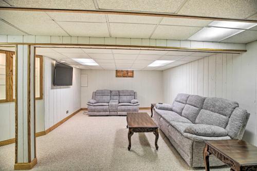 Χώρος καθιστικού στο Spacious Family Glenwood Estates Home with Hot Tub!