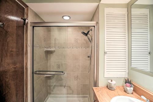 Koupelna v ubytování Spacious Family Glenwood Estates Home with Hot Tub!