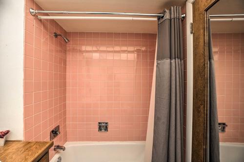 Ένα μπάνιο στο Spacious Family Glenwood Estates Home with Hot Tub!