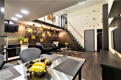 Goldcentral Apartment Art B6-Private Terrace-Steps From New York Cafe