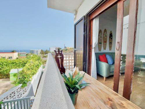 einen Balkon mit einem Tisch und einem Sofa auf dem Balkon in der Unterkunft Casa Ana con balcón in Punta del Hidalgo
