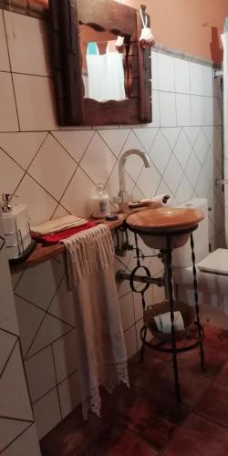 y baño con lavabo y espejo. en apartamento Rejola en Calatayud