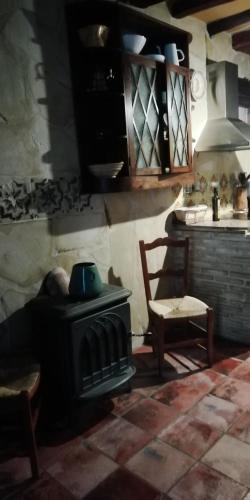 cocina con fogones y silla en una habitación en apartamento Rejola, en Calatayud