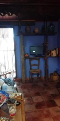 un soggiorno con tavolo e TV di apartamento Rejola a Calatayud