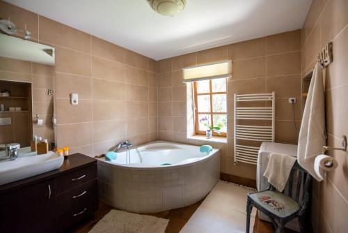 a bathroom with a tub and a sink at Patakház Nagybörzsöny in Nagybörzsöny