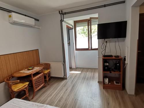 Телевизор и/или развлекательный центр в Rózsa Apartman