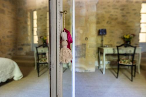 Ένα ή περισσότερα κρεβάτια σε δωμάτιο στο Le Prieuré La Madelène