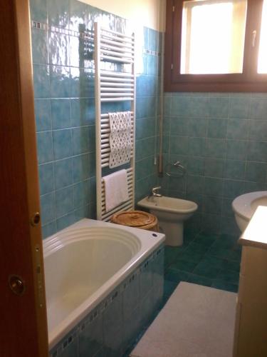 uma casa de banho com uma banheira, um WC e um lavatório. em Casa Mary venezia lido em Lido di Venezia
