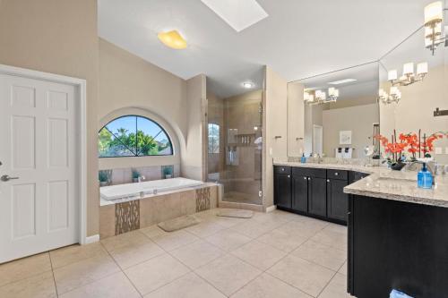 een grote badkamer met een groot bad en een douche bij Premier Hosts present Scottsdale Luxury Oasis with Lagoon Pool in Phoenix